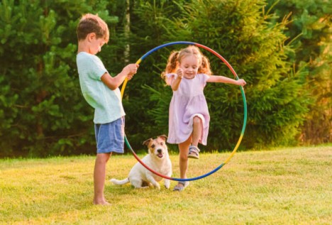 Enfants au cerceau