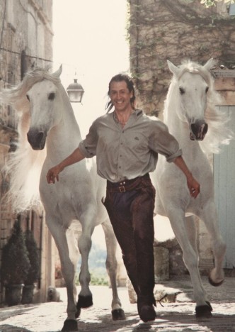 Frédéric Pignon, Templado et Fasto au galop dans les rues de Gordes. Photo : Jean Triollet