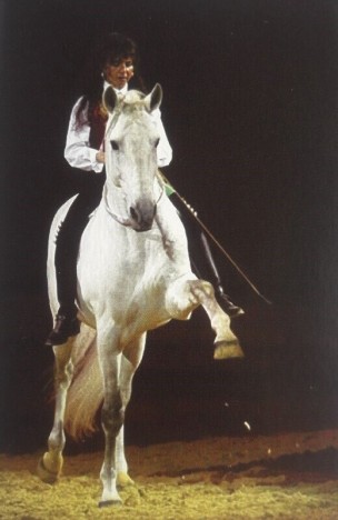 Magali Delgado avec Dao à cru, en collier. Photo coll. Frédéric Pignon et Magali Delgado