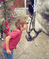 Le secret des enfants : désarmer l’agressivité des chevaux