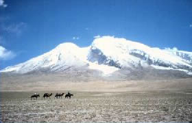 Chine - Karakorum, Caravane devant Mustagata